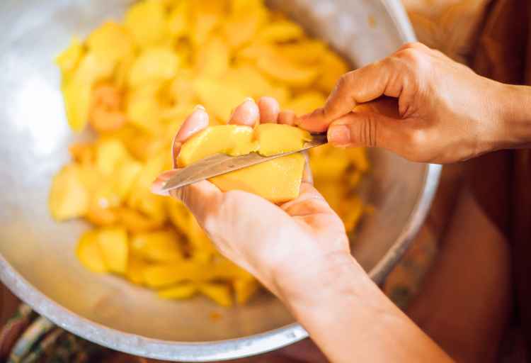 how to roll a mango peel